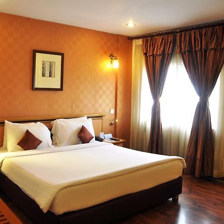 Indismart Hotel Kalküta Dış mekan fotoğraf