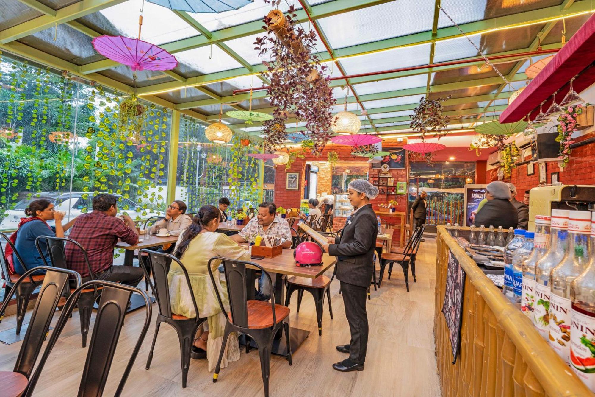 Indismart Hotel Kalküta Dış mekan fotoğraf