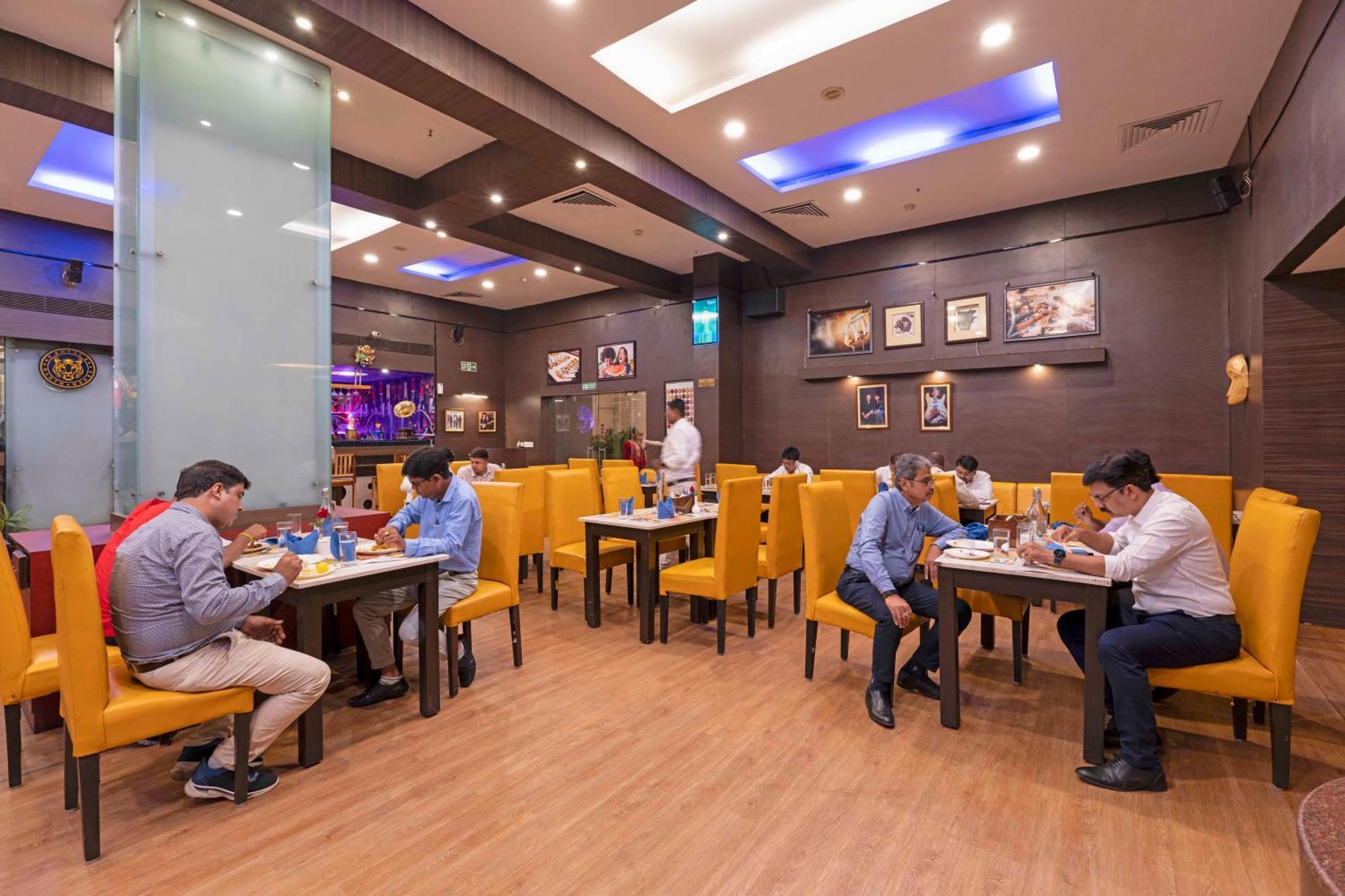 Indismart Hotel Kalküta Dış mekan fotoğraf