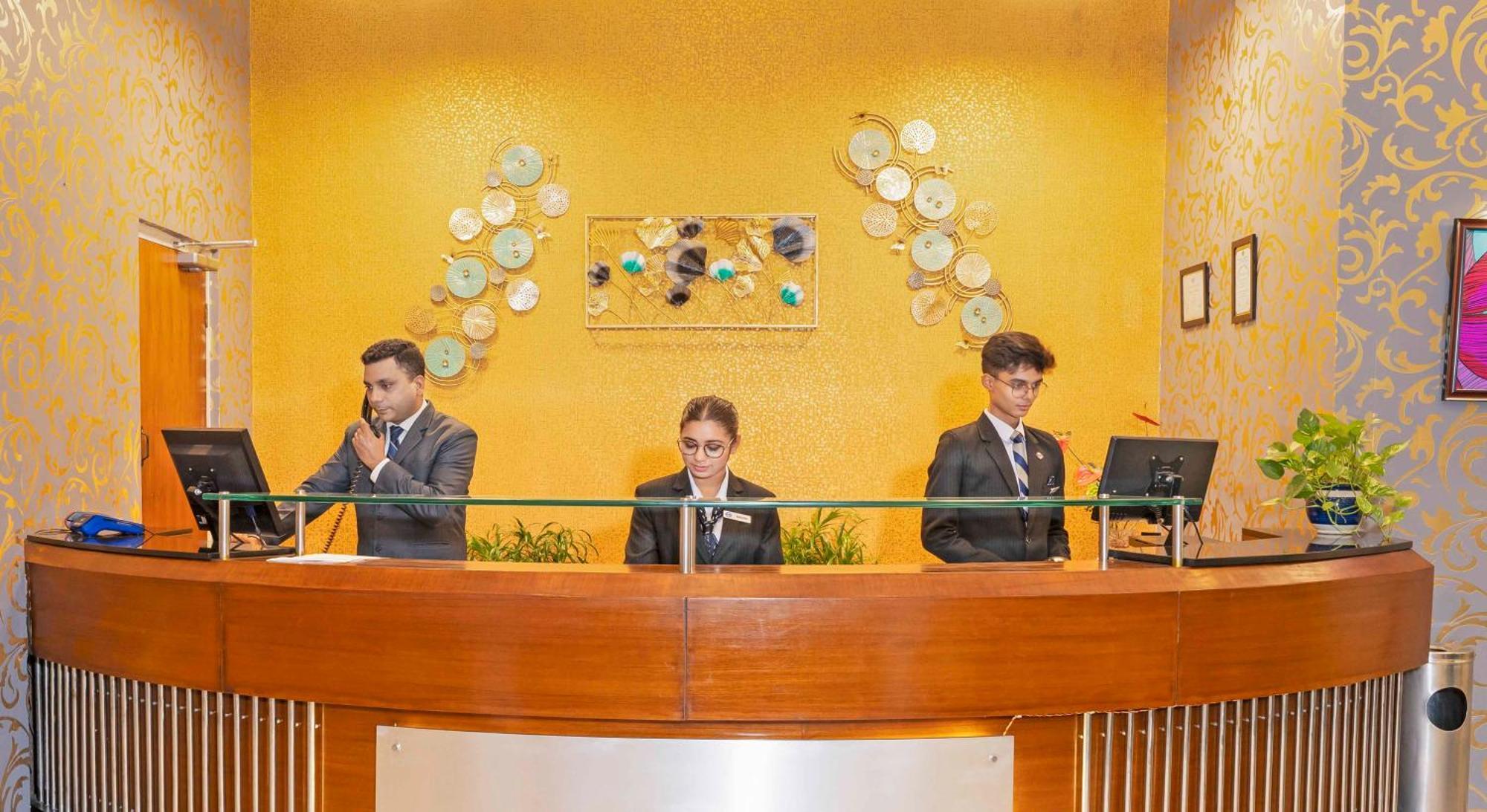 Indismart Hotel Kalküta Dış mekan fotoğraf