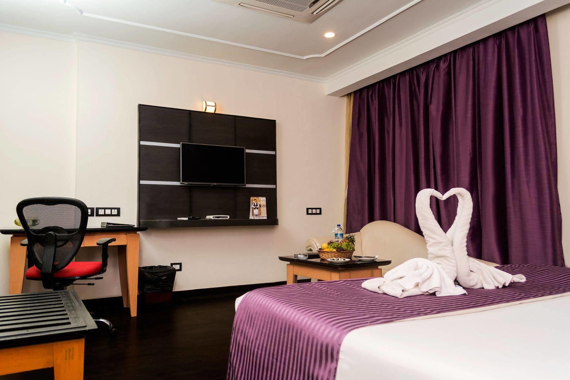 Indismart Hotel Kalküta Dış mekan fotoğraf