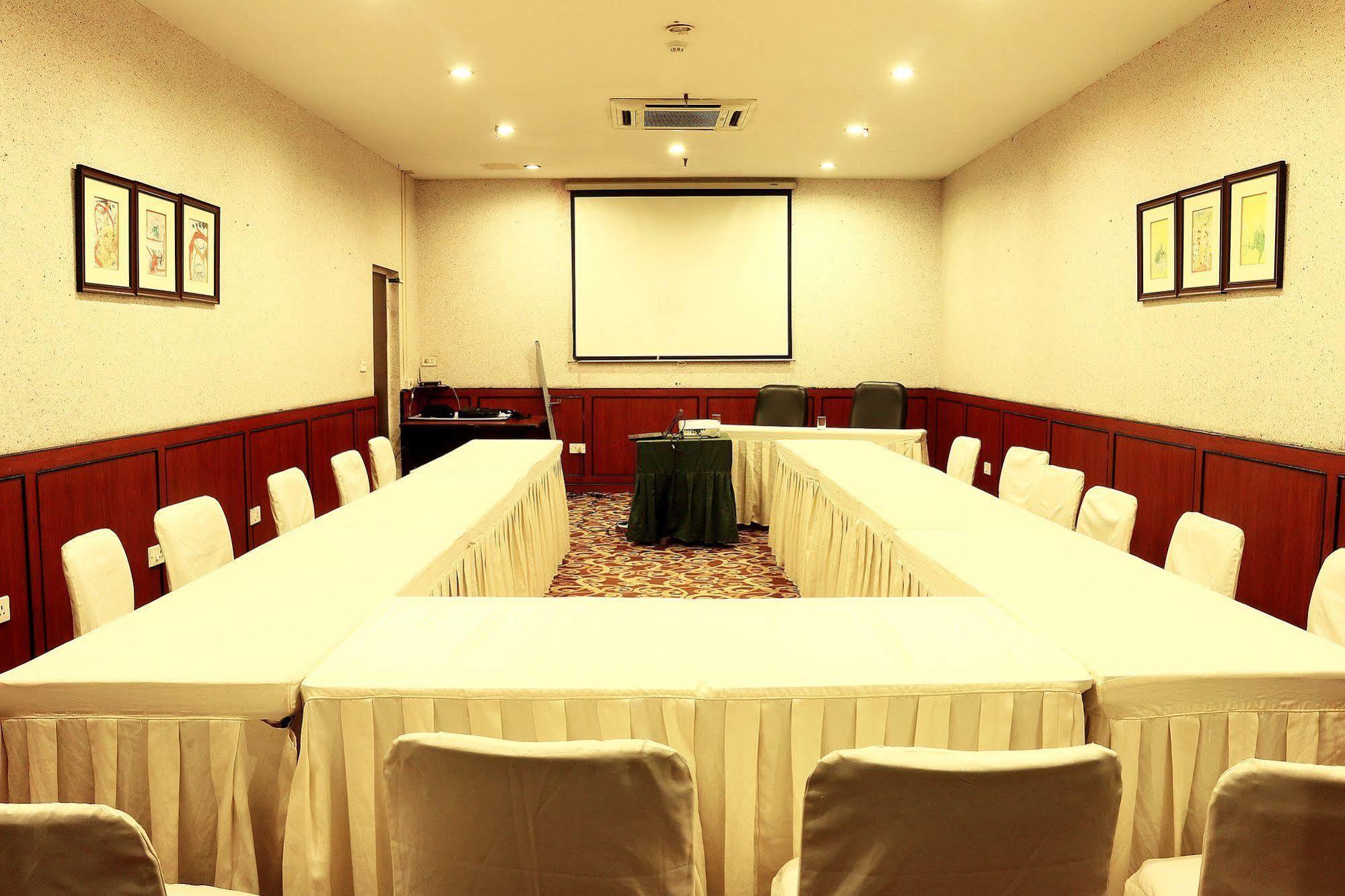 Indismart Hotel Kalküta Dış mekan fotoğraf